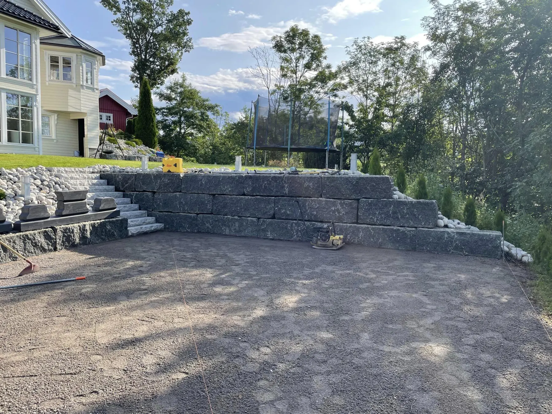 Ferdig terrasse med granittstøttemur og trapp